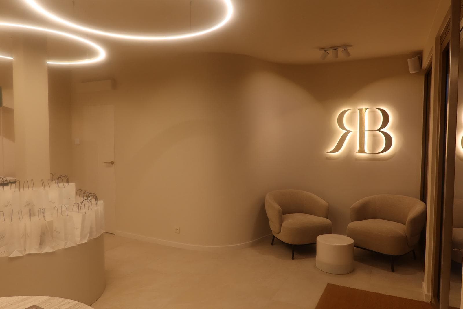 Combinatie van houtaccenten en wit schilderwerk