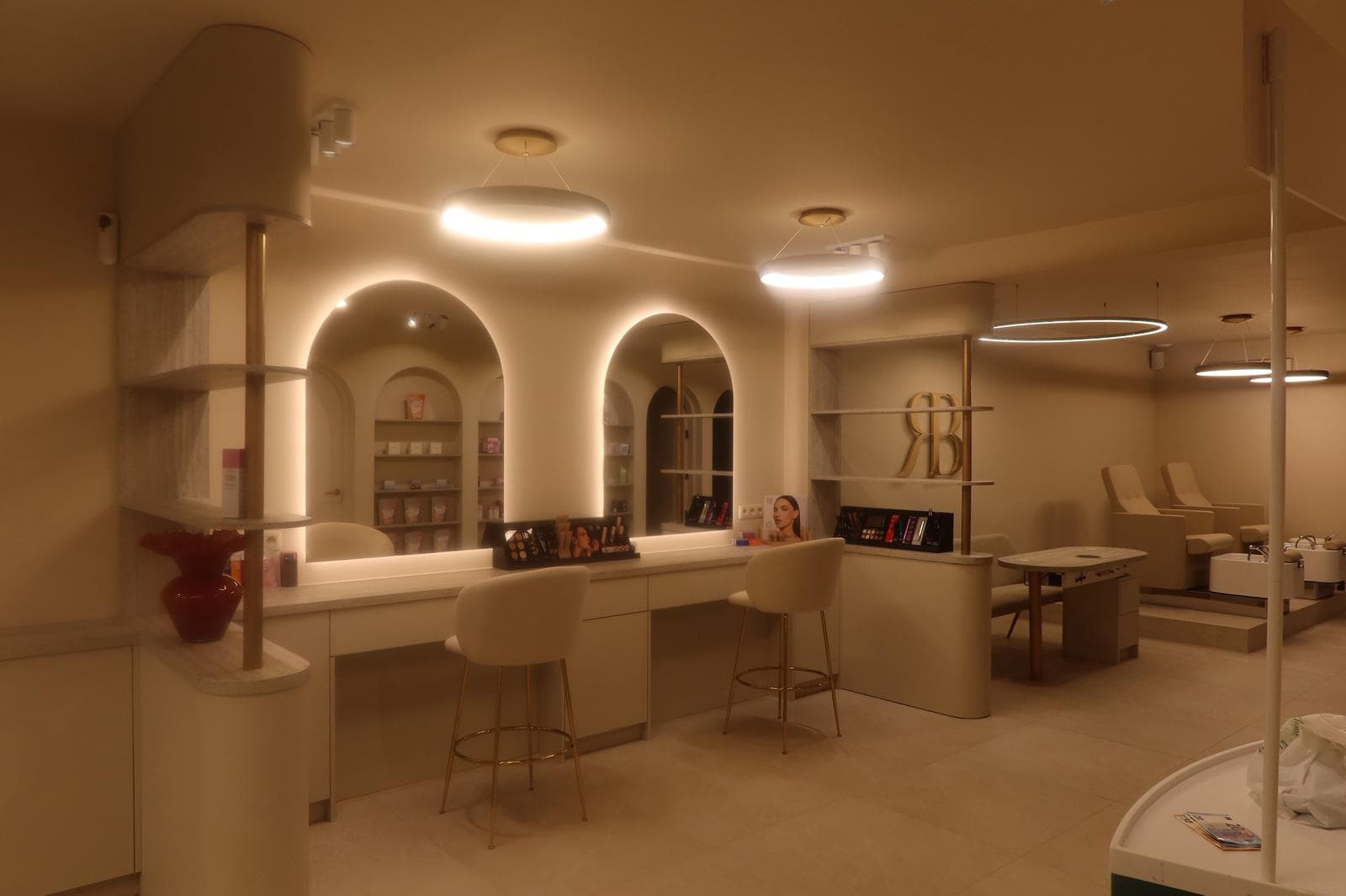 Verlaagde plafonds en afgewerkte wanden