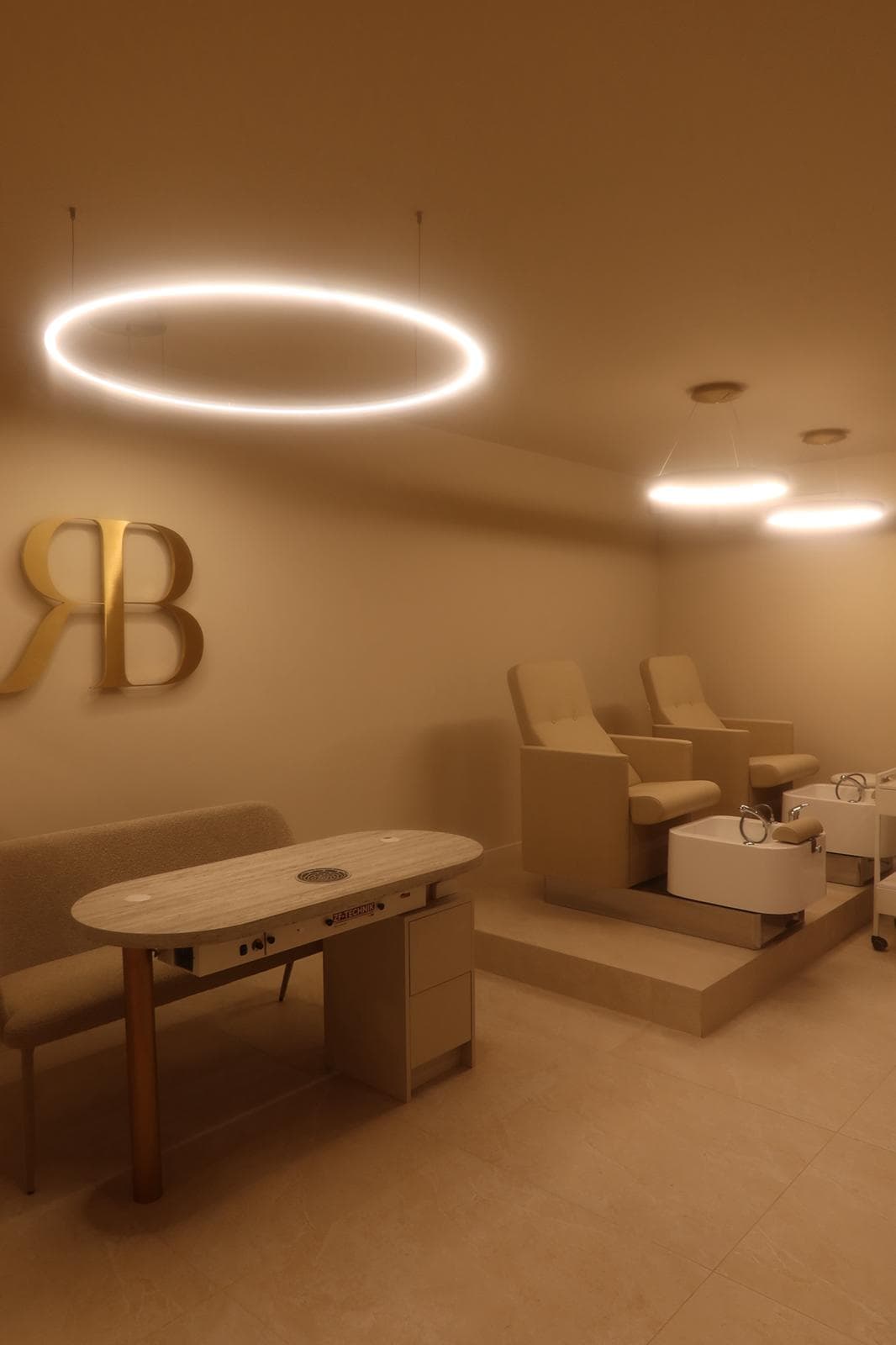 Detail van de nieuwe balie bij Rox Beauty