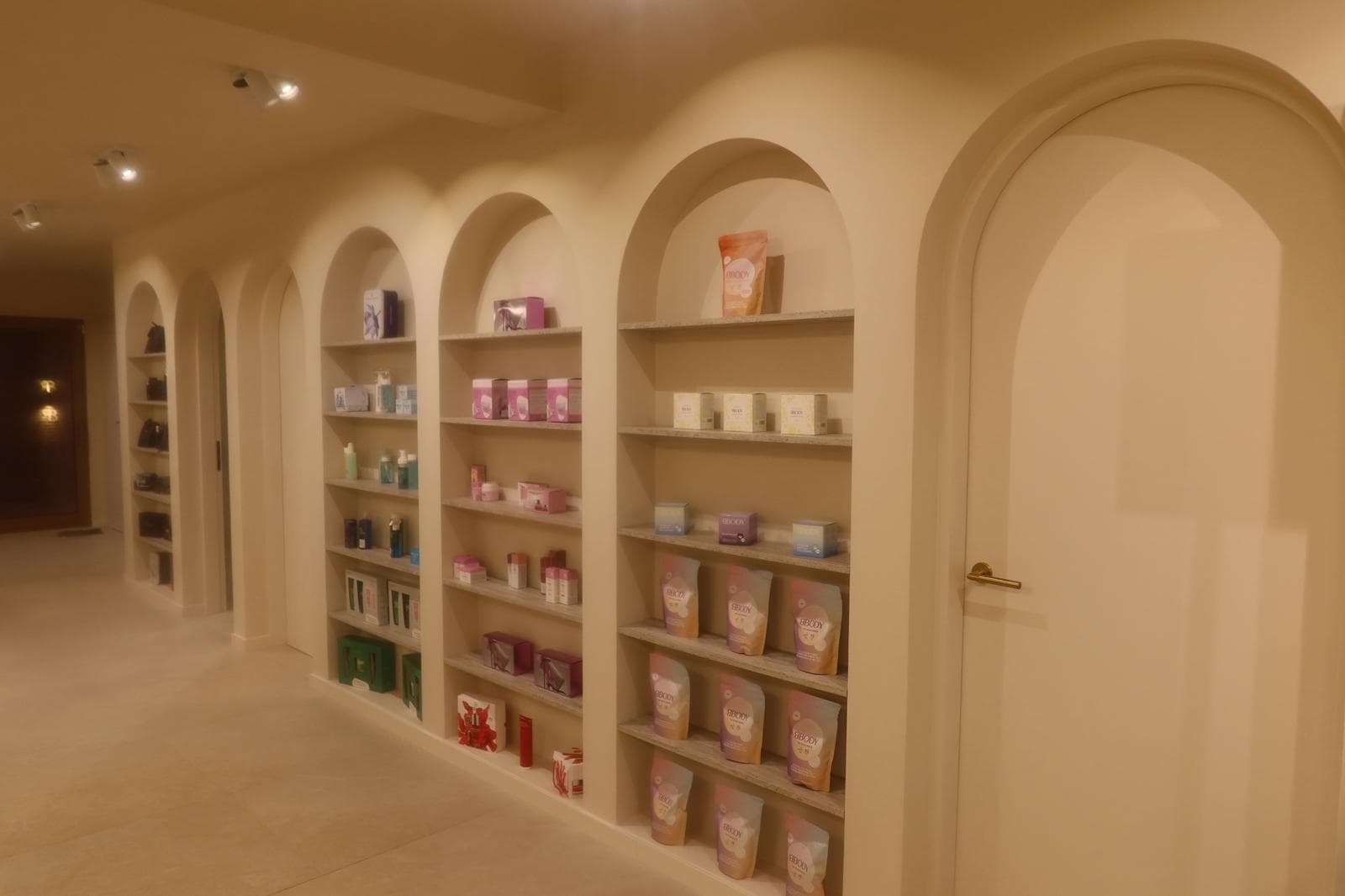 Zachte indirecte verlichting in de behandelingsruimte